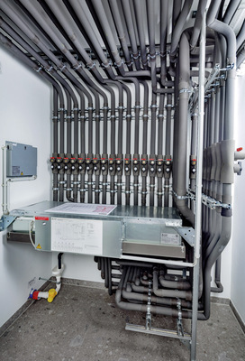 Jeder Außeneinheit ist ein Hybrid BC-Controller (Verteiler) zugeordnet, an den die Klimainnengeräte angeschlossen sind.