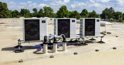 Für die Beheizung und Kühlung des nach KfW-Energie-Standards gedämmten Gebäudes kommen drei Luft- / Wasser-Wärmepumpen von Mitsubishi Electric als Kaskade zum Einsatz. - © Bild: Mitsubishi Electric
