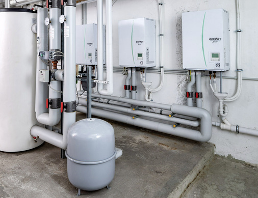 Für jede Außeneinheit befindet sich im Technikraum ein Hydromodul mit Wärmeübertrager-Einheit.