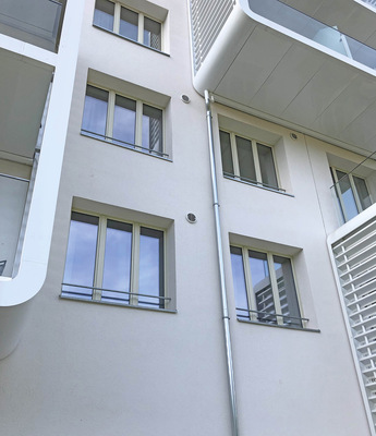 In den Apartments wurden effiziente Lüfter eingebaut, die den Anforderungen der Küstenlage, mit einer erhöhten Luftfeuchte, ebenso genügten wie den Komfortwünschen der Gäste.