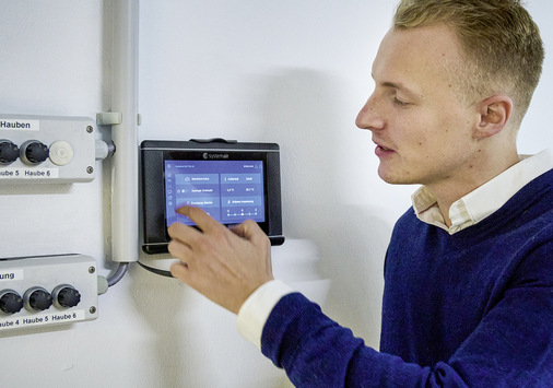 An einem der Bedienfelder in einer Werks­halle lassen sich mittels der Regelung Access beispielsweise die Volumina sowie weitere Parameter der Lüftungsanlage auf die jewei­ligen Raum­bedingungen abstimmen.