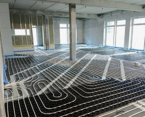 Alle Airconomy-Komponenten wurden unter dem Estrich des Showrooms verlegt: Zuerst die Luftkanäle, anschließend das schwarze Airconomy-Systemmodul, zu guter Letzt die Heizungsrohre der Fußbodenheizung. Die Kombination der aufeinander abgestimmten Komponenten spart Zeit und Kosten.