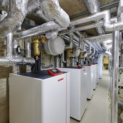 Fünf Verdampfereinheiten mit je zwei Tischventilatoren liefern die Wärme für die Luft/Wasser-Wärmepumpen.