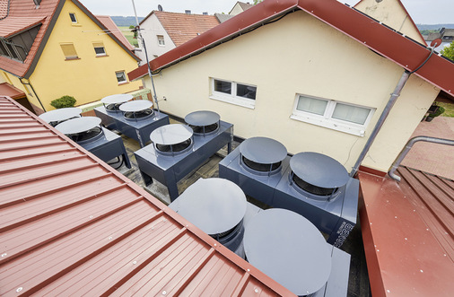 Die laufruhigen Tischverdampfer sind auf dem Dach des neuen Gebäudes für die Wärmepumpenanlage installiert. - © Bild: Ochsner
