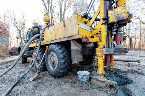 Die Anzahl der Erdsonden für eine Sole-/Wasser-Wärmepumpe sowie ihre Bohrtiefe hängen von der Heizlast des Gebäudes und dem geologischen Bodenaufbau ab.