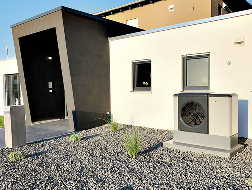 Der im Vergleich zu erdgekoppelten Systemen etwas  geringere   Wirkungs ­ grad einer Luft-/Wasser-Wärmepumpe in Monoblockbauweise wird wirtschaftlich durch die deutlich geringeren Installationskosten aufgefangen.