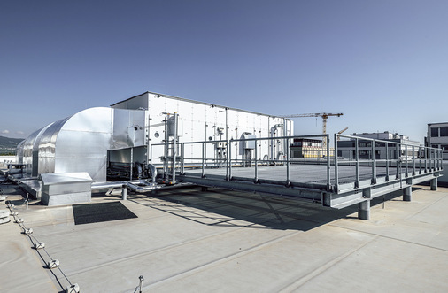 Abluftanlagen auf dem Dach der Solids-Launch-Fabrik SOL.