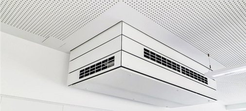 Die dezentralen Lüftungsgeräte Duplex Vent 800 VC versorgen die ­Unterrichtsräume und arbeiten besonders leise.