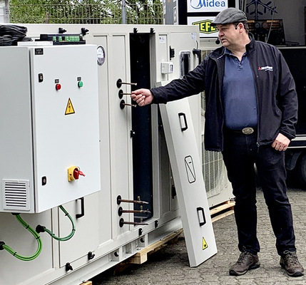 PINK-Besuch bei S-Klima. Ralf erklärt das Wärmetauscher­anschlussmodul.