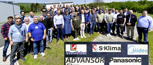 Die komplette Truppe des 9. Kälten-Treffs unter blauem Himmel.