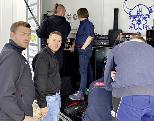 Geballte Elektro-Kompetenz auf der Suche nach dem Fehler.