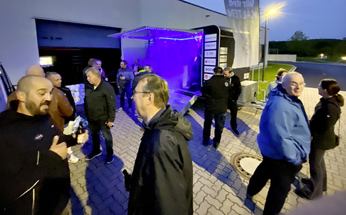 Auch Lehrer können kräftig feiern. Diesmal sogar ohne Polizeieinsatz ;-).