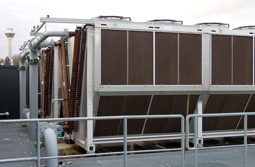 Hybridkühler der Kältemaschinen auf dem Dach führen die ­aufgenommene Wärme ab. - © Bild: Johnson Controls
