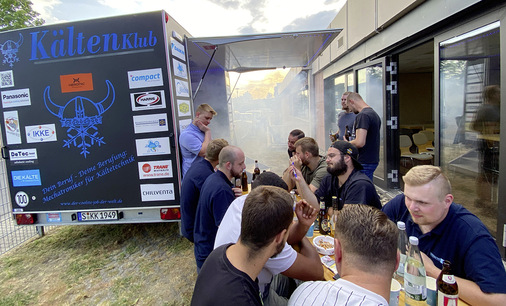 ... und viele davon feierten am Abend gemeinsam mit vielen guten Gesprächen, Bier und Grillwurst.