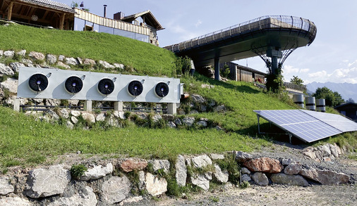 Im Bedarfsfall werden die beiden Sole/Wasser-Wärme­pumpen Vitocal 350-G mit Energie von den Rückkühlern versorgt. Rechts im Hintergrund die drei Luft/Wasser-Wärme­pumpen Vitocal 300-A.