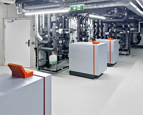 Die Heizzentrale des ­Eco-Resorts mit den drei Sole/Wasser-Wärme­pumpen Vitocal 300-G und Vitocal 350-G.