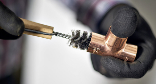 Reinigung der Enden jedes Fittings.