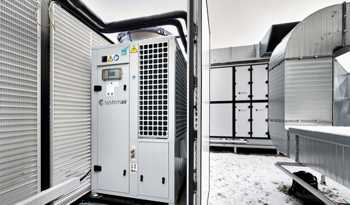  Die Wärmepumpe nutzt das natürliche Kältemittel R290 (Propan). Bei einer möglichen Leckage des geschlossenen Kältemittelsystems würde austretendes Propan schon im Gerät mit Luft verdünnt, sodass kein brennbares Gemisch entsteht.