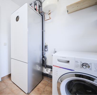 Als platzsparende Tower-Variante vereint die Wärmepumpe Hydraulik, Regelung, Wasser- und Puffer­speicher. Das Plug-and-Play-Konzept erleichtert überdies die Installation.