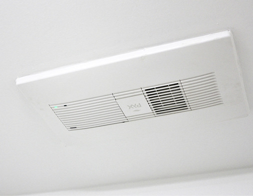 Pro Wohneinheit wurde ein Lüftungs­gerät in der Badezimmerdecke installiert. Von dort aus versorgt das dezentrale System das gesamte Mikroapartment nahezu geräuschlos mit Frischluft. Der integrierte Feuchtesensor steuert das Gerät bei Feuchtespitzen auto­matisch.