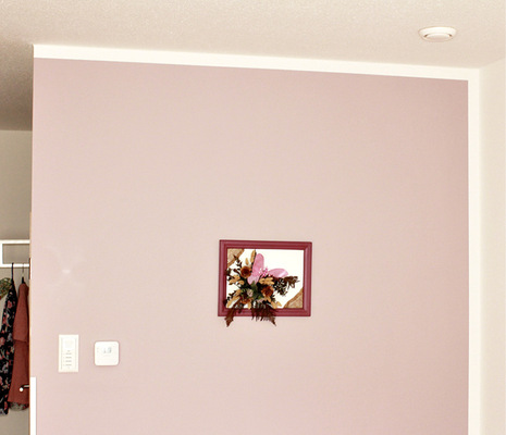 Aus dem Badezimmer strömt durch ein kurzes Verbindungsrohr in der Decke durch einen Wärmeübertrager tem­perierte Frischluft in den Wohnraum. Es entsteht ein angenehmes Raumklima ohne Zugerscheinungen.