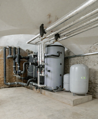  Drei jeweils 1000 l fassende Pufferspeicher liefern Primärenergie für die Wohnungswärmepumpen.