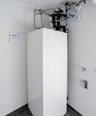  Die leistungsgeregelte Wohnungswärmepumpe WSV von Novelan bezieht ihre Primärenergie aus einem der Pufferspeicher, die von externen Luft-Wasser-Wärmepumpen oder direkt aus Erdsonden bedient werden.