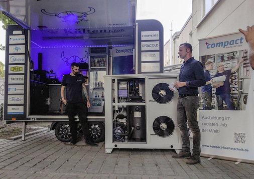 Sebastian Reupricht (links) und Dirk Leuteritz stellen die Carbo-Box vor.