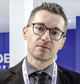 Alessandro Zanella ist Sales Manager für Europa. Er geht auf die Geschichte De Rigos als Familienunternehmen und dessen Entwicklung ein.