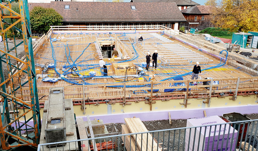  Die Aluminium-Kühlrohre mit einem Durchmesser von 80 mm wurden in der statisch neutralen Zone der Betondecke zwischen oberer und unterer Bewehrung verlegt. Das anschließende ­Vergießen der Decken bettet die Kühlrohre in den Beton ein.