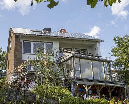  Die Photovoltaikanlage des Hauses mit etwa 10   000 KWh Jahresleistung ermöglicht zusammen mit den beiden Multi-Split-Systemen ein weitgehend energieautonomes Klimatisieren.