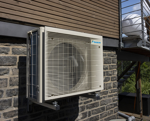  Eines der beiden verbauten, besonders leisen, R-32 Multi-Split-Außengeräte von Daikin.