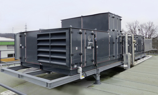  Das mit einer Sonderfarbe beschichtete RLT-Gerät KG TOP 2520 integriert sich unauffällig auf dem Flachdach vor dem in Anthrazitgrau gehaltenen, aufgesetzten Staffelgeschoss.