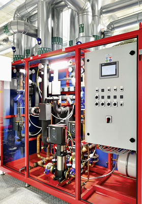 Die gesamte Lüftungszentrale ist auf einer Bühnenkonstruktion unter dem Hallendach platziert.