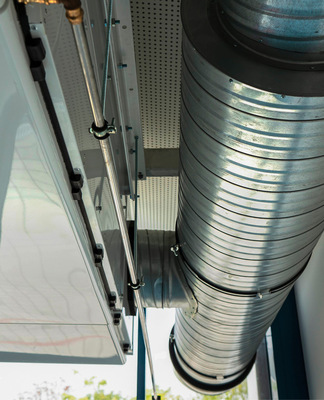 Es ist auch möglich, die Auslässe über eine Glasfront nach draußen zu führen, möglich durch individuelle Anpassungen sowie eine montagefreundliche Konstruktion der Lüftungsgeräte.