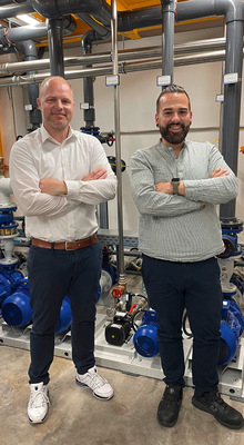 Tobias Escher (links), Sales Manager Cooling Solutions bei technotrans, und Matthias Fehrenbach, General Manager der Spritzgießfertigung der Burger Group in Schonach.