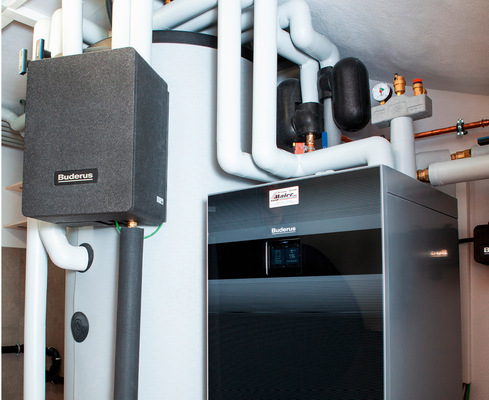 Die Heiztechnik mit Luft-Wasser-Wärmepumpe und Frischwasserstation von Buderus beansprucht nur wenig Platz – dadurch passt sie selbst in den beengten Technikraum mit schräger Decke.
