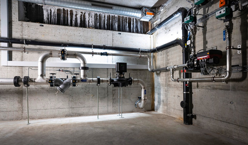 Hydraulische Anbindung der Wärmequelle. Das Auffangbecken befindet sich hinter der Wand.