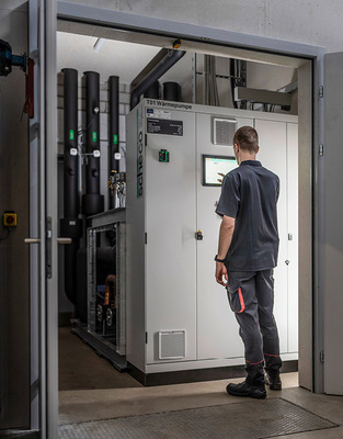 Alle kältemittelführenden Anlagenteile befinden sich in einem speziell abgetrennten Raum innerhalb der Heizzentrale, um den hohen Sicherheitsanforderungen gerecht zu werden.