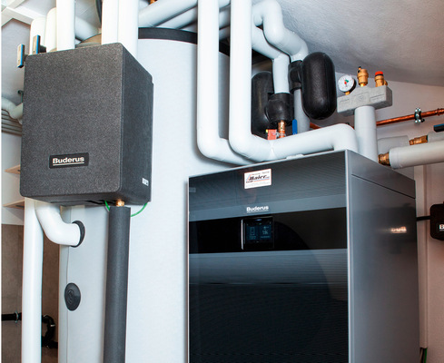 Die Heiztechnik mit Luft-Wasser-Wärmepumpe und Frischwasserstation von Buderus beansprucht nur wenig Platz – dadurch passt sie selbst in den beengten Technikraum mit schräger Decke.