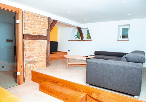 Im Wohnbereich erzeugen Original-Fachwerk und neue Holzelemente ein einladendes Gesamtbild. Alle Räume werden per Fußbodenheizung mit Wärme versorgt.