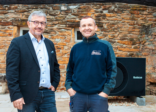 Neben der Luft-Wasser-Wärmepumpe von Buderus (v.l.): Martin Fritz, Buderus Niederlassung Esslingen, Ralph Maier, Inhaber der Maier Heizung & Sanitär GmbH.