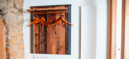 Im Eingangsbereich wurde neben der Garderobe – fast unsichtbar - ein Infrarotheizkörper Logatrend IFR176MD von Buderus installiert.