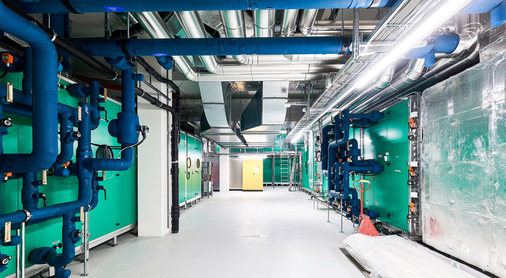 Die komplexe Gebäudetechnik ist in einem Technikgeschoss zwischen Sockel und Türmen untergebracht