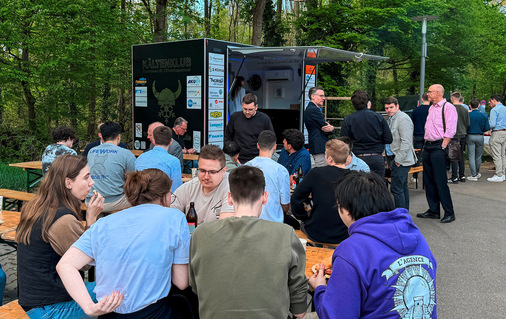 Viele Studenten, Professoren und Referenten lassen den Tag am KältenKlub-Mobil ausklingen.