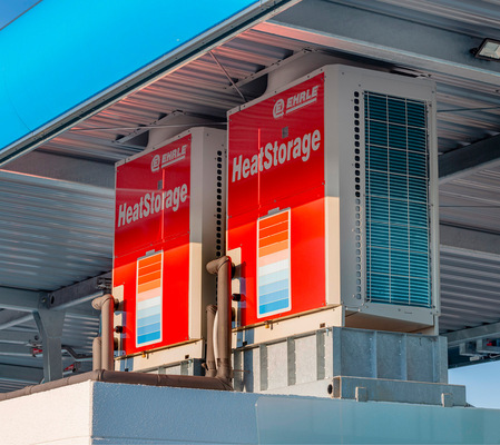 Pro Technik-Modul kommen zwei in Kaskade geschaltete QAHV-Heißwasser-Wärmepumpen mit jeweils 40   kW Nennwärmeleistung zum Einsatz.