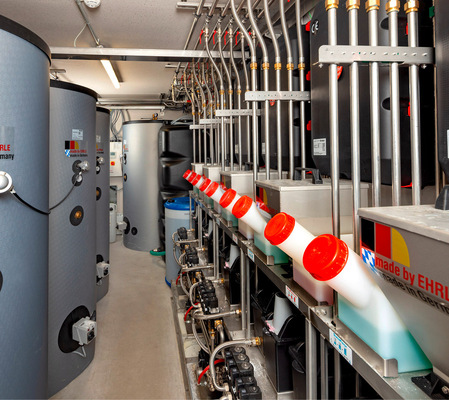 Um das gewünschte Temperaturniveau und eine hohe Effizienz zu erreichen, speisen die beiden Luft / Wasser-Wärmepumpen vier interne Warmwasserspeicheranlagen mit jeweils 1000   l.