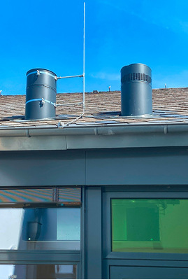 Die Außen- und Fortluft wird über Dachhauben geführt.