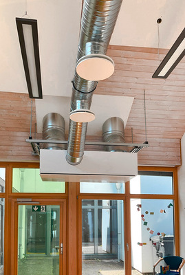 Mithilfe von Traversen konnte das Gerät sicher am Schrägdach befestigt werden. Es ist auch bei Vollbetrieb besonders leise, sodass es die Kindergartenkinder nicht beim Spielen, Lernen oder Mittagsschlaf stört.