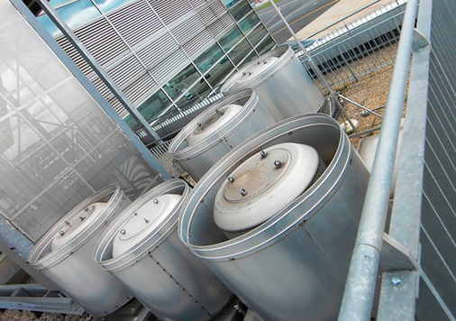 Brandgasventilatoren von TLT-Lufttechnik auf dem Dach der Gate-Bereiche.